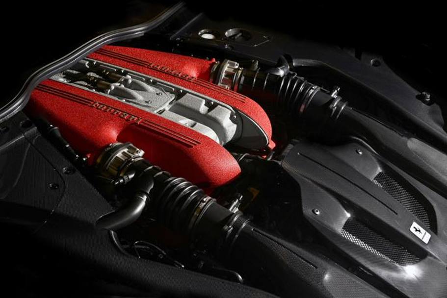 Il motore  il 6262 cmc 65 V12 aspirato della F12berlinetta, da cui  nato anche il motore endotermico de LaFerrari, su cui i tecnici della Ferrari sono intervenuti per aumentare la potenza da 740 cv a 780 cv a 8.500 giri/min per una potenza specifica di 125 cv/l